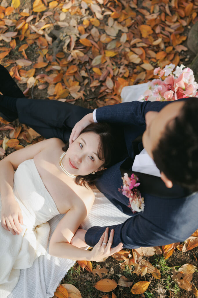 ニューヨークの前撮り|ウェディングフォト/膝枕される花嫁。