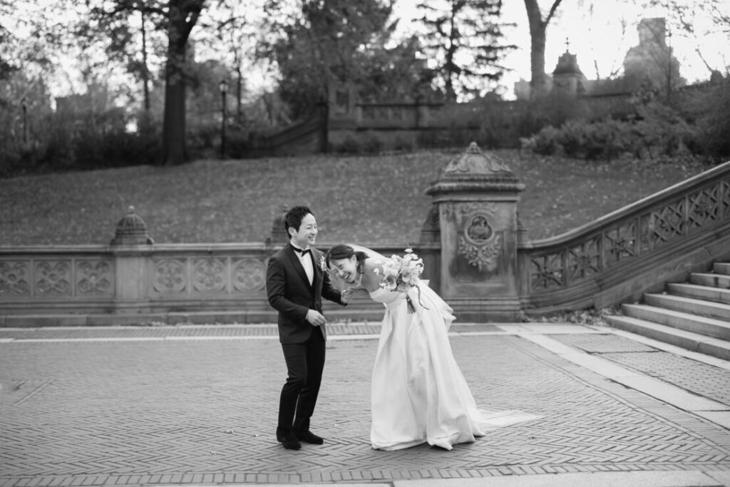 ニューヨークの前撮り|ウェディングフォト/セントラルパークで談笑する花嫁と花婿。