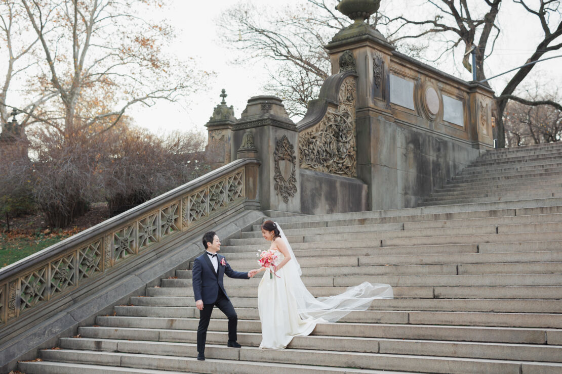 ニューヨークの前撮り|ウェディングフォト/ベセスダテラスの大階段を歩く花嫁と花婿。
