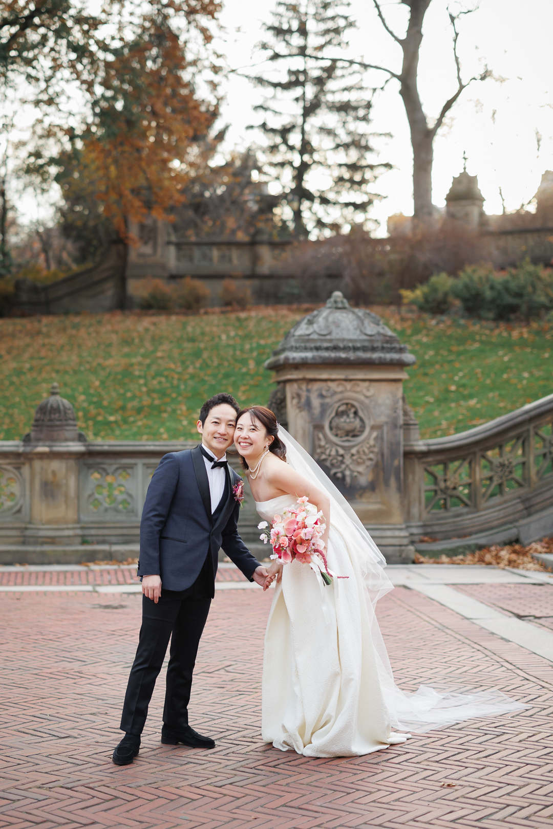 ニューヨークの前撮り|ウェディングフォト/ベセスダテラスで笑顔の花嫁と花婿。