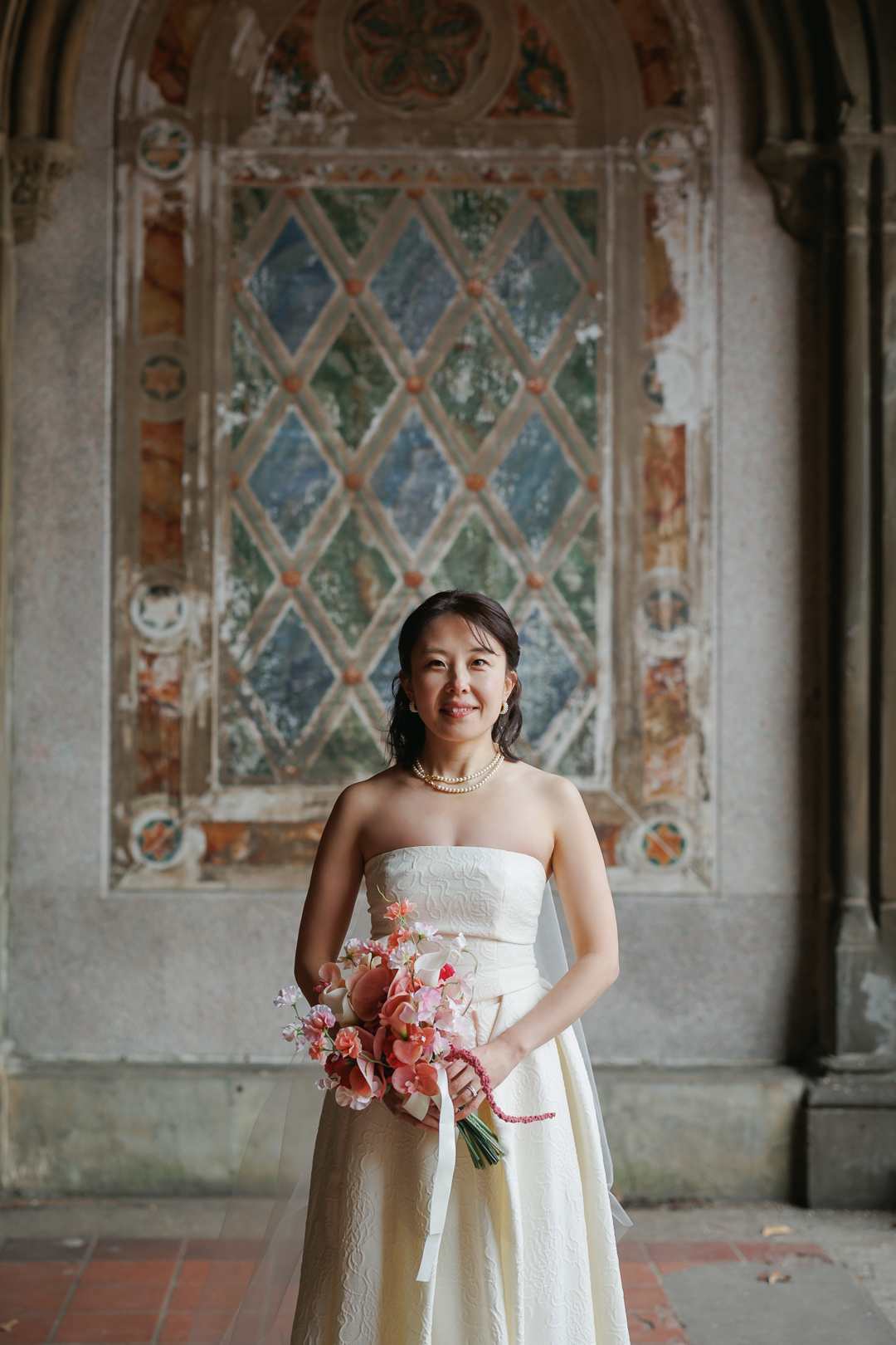 ニューヨークの前撮り|ウェディングフォト/構築的なフォルムのAラインドレス。