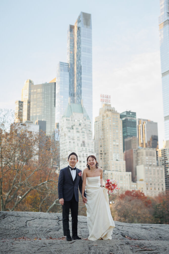 ニューヨークの前撮り|ウェディングフォト/セントラルパークからのぞむマンハッタンの高層ビル群の景色を背景に。