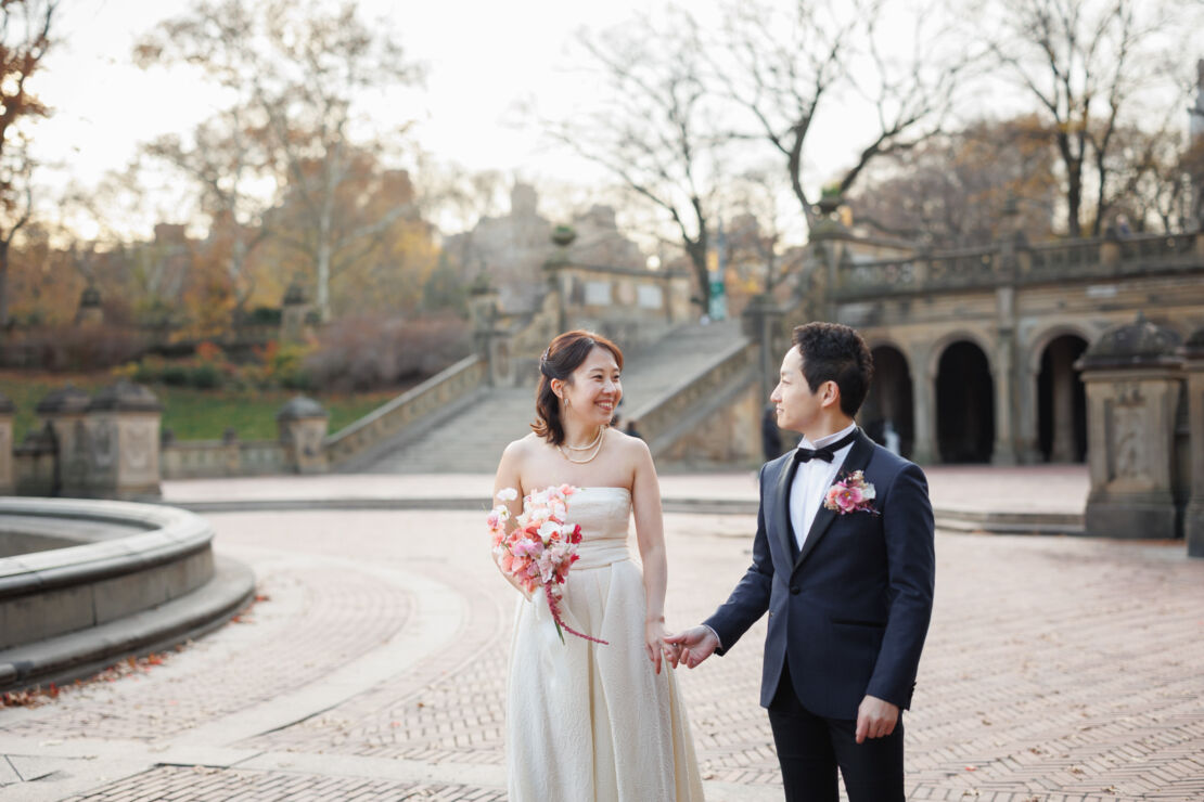 ニューヨークの前撮り|ウェディングフォト/生成りのドレスがベセスダテラスに調和している。