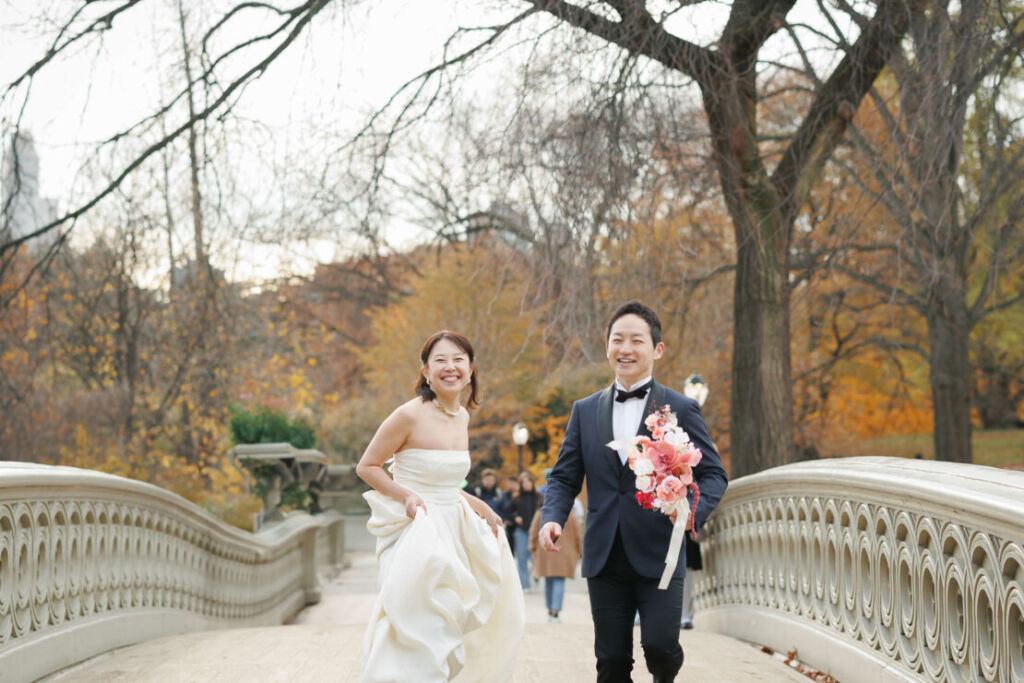 ニューヨークの前撮り|ウェディングフォト/ボウブリッジを走る花嫁と花婿。