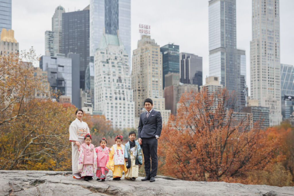 ニューヨークで七五三フォト/ザ・ロックに上る色とりどりの着物姿のご家族。