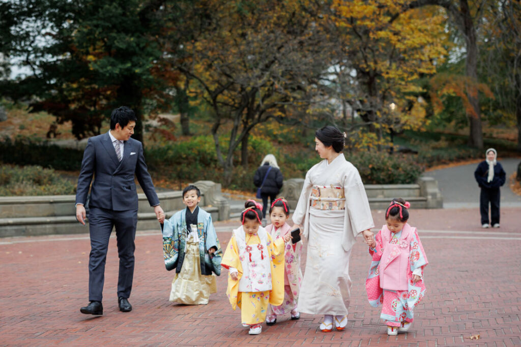 ニューヨークで七五三フォト/ベセスダテラスを歩くご家族。