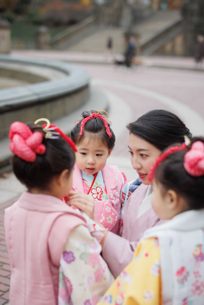 ニューヨークで七五三フォト/ママと三つ子ちゃんが集まっている姿。