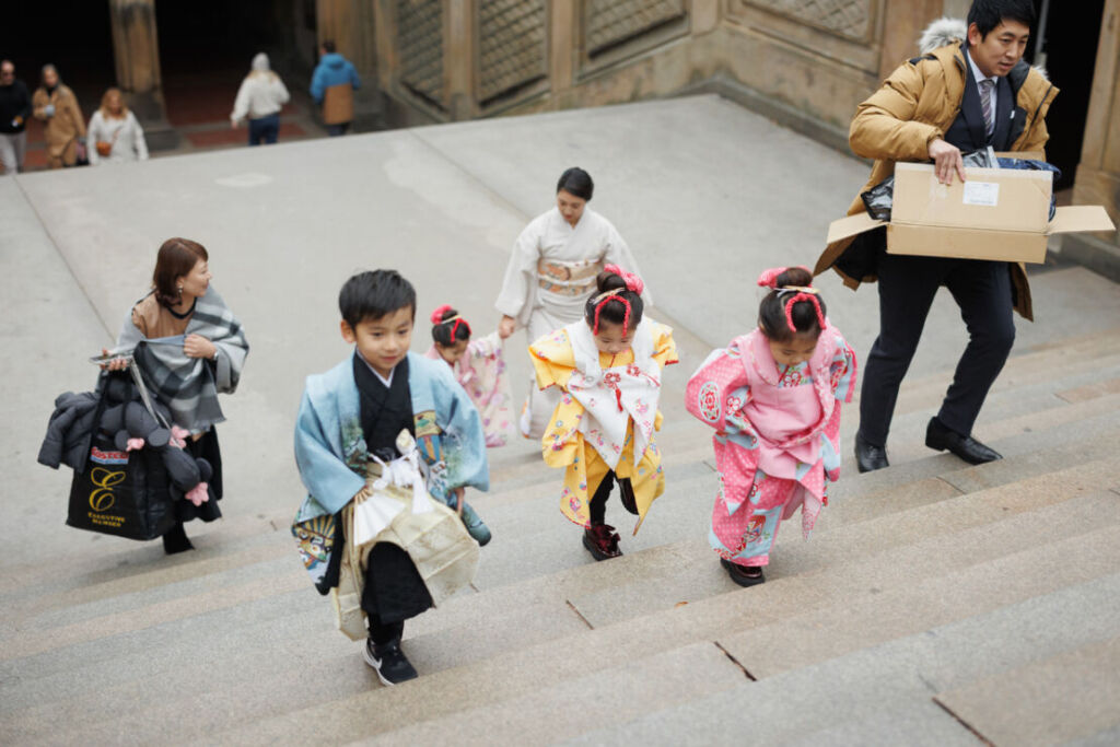 ニューヨークで七五三フォト/荷物を抱えて移動中のショット。