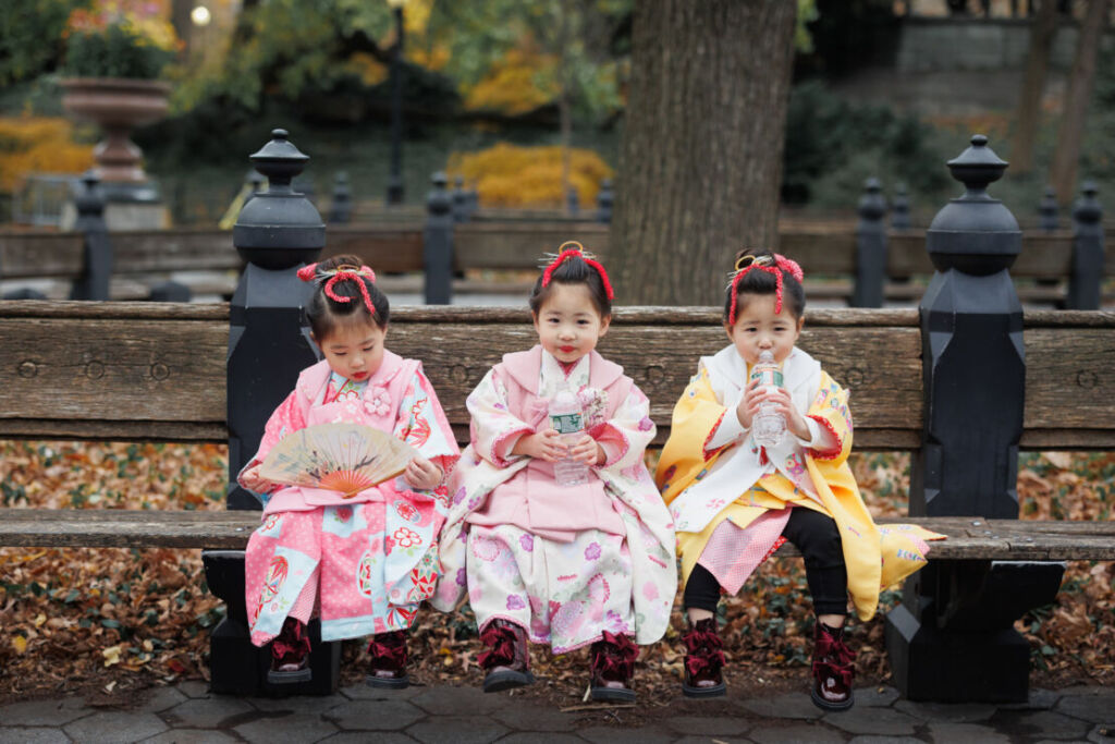ニューヨークの七五三フォト/ベンチに座る着物姿の三つ子ちゃん。