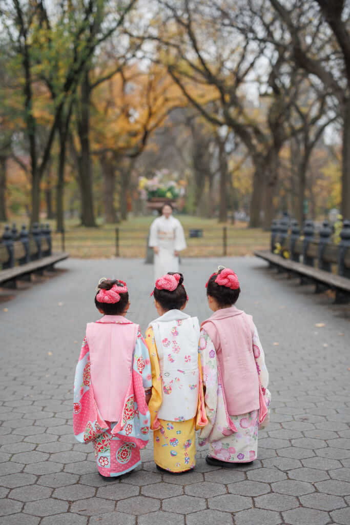 ニューヨークの七五三フォト/おそろいの日本髪に結ってもらった三つ子ちゃん。