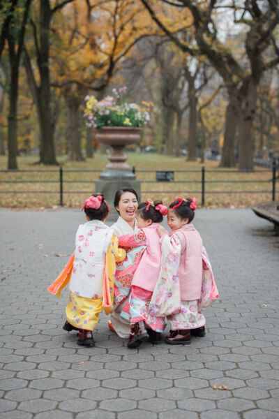 ニューヨークで七五三フォト/三つ子ちゃんのかわいらしい後ろ姿。