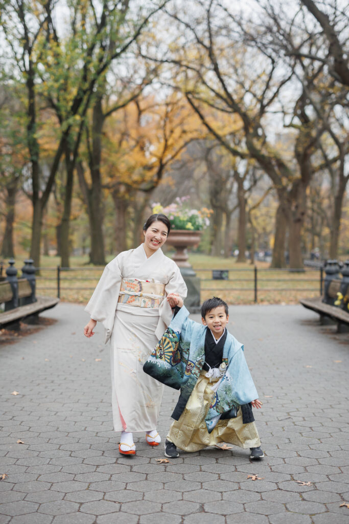 ニューヨークの七五三フォト/セントラルパークでママと男の子の２ショット。