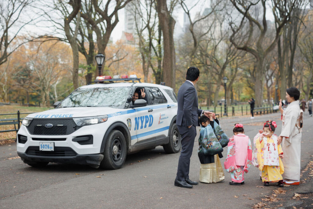 ニューヨークの七五三フォト/ご家族を見て、挨拶するパトカー。
