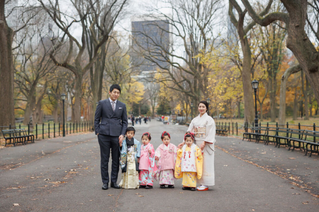ニューヨークの七五三フォト/ザ・モールに立つご家族。