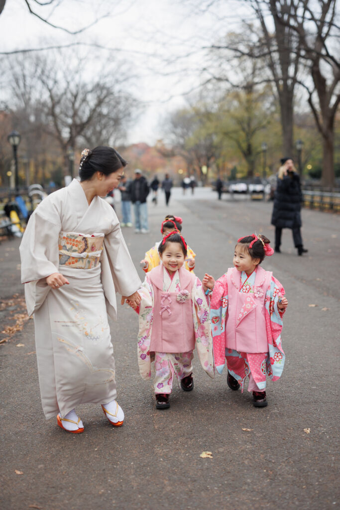 ニューヨークで七五三フォト/セントラルパーク内を走る着物姿の三つ子ちゃん。
