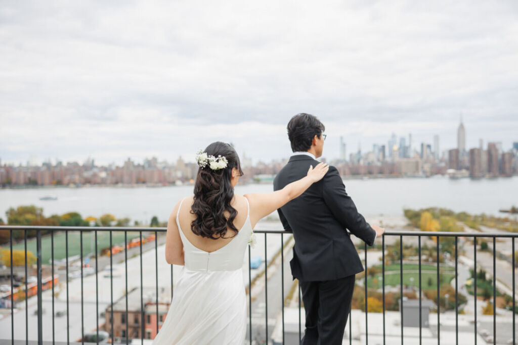 NYウェディングフォト|前撮り/花婿さまの肩をたたく花嫁さま。