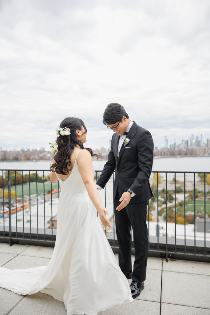 NYウェディングフォト|前撮り/花嫁さまのドレス姿に笑みがこぼれる花婿さま。