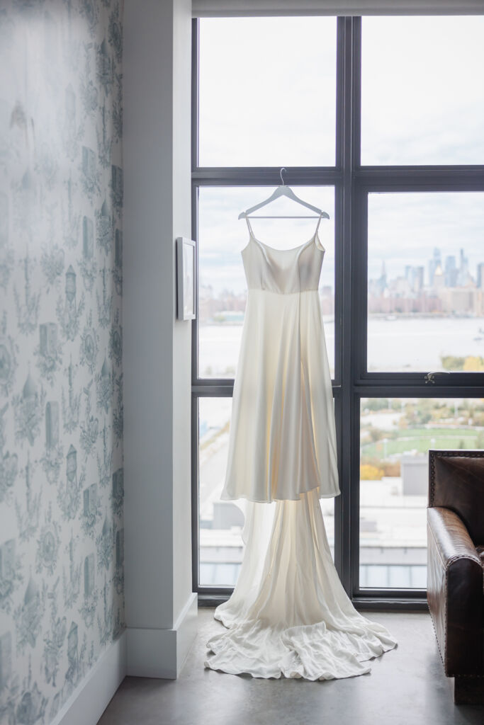NYウェディングフォト|前撮り/ホテルの窓に準備されるウェディングドレス。