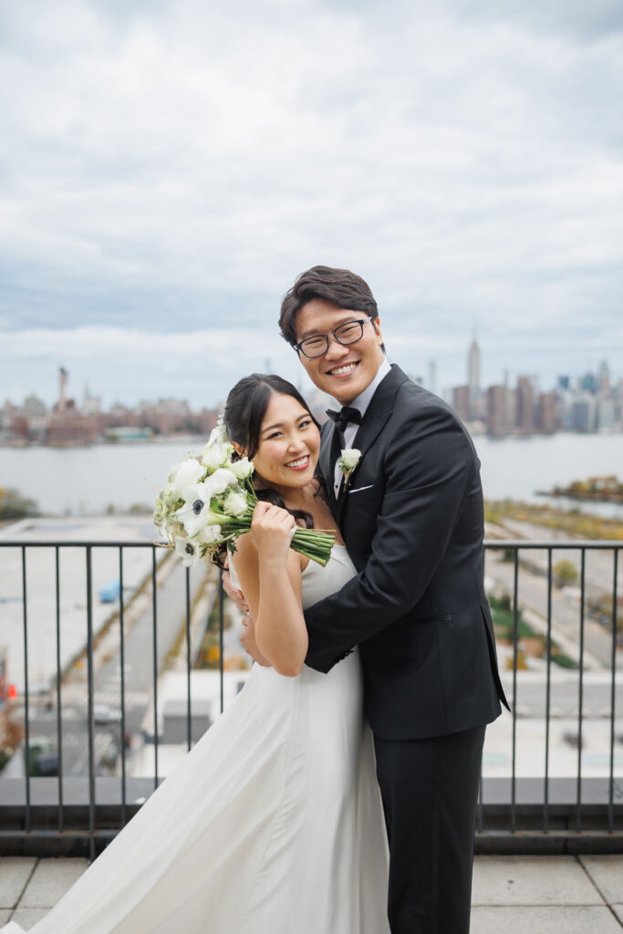 NYウェディングフォト|前撮り/ブルックリンWytheHotelのルーフトップで笑顔の花嫁さまと花婿さま。