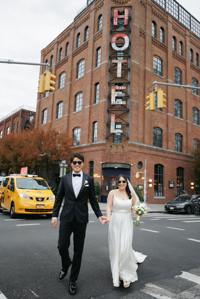 NYウェディングフォト|前撮り/wyhteHotelの前に立つ、サングラスをした花嫁と花婿。