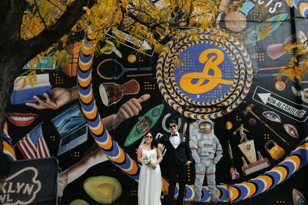 NYウェディングフォト|前撮り/グラフィティの前に立つ花嫁と花婿。