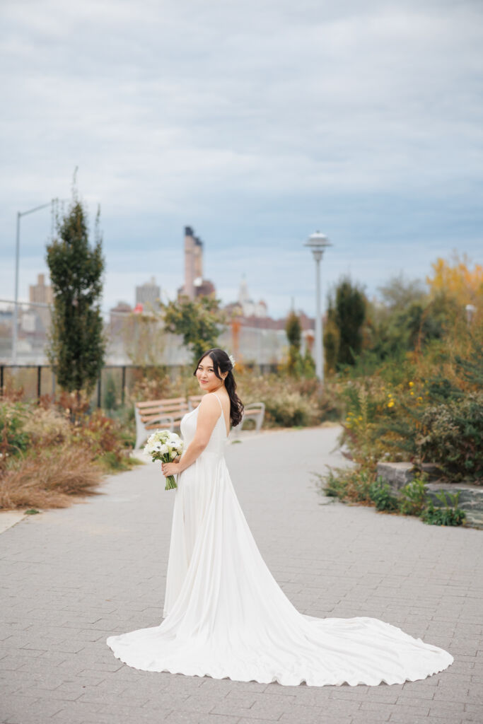 NYウェディングフォト|前撮り/シルク素材の滑らかなウェディングドレス。