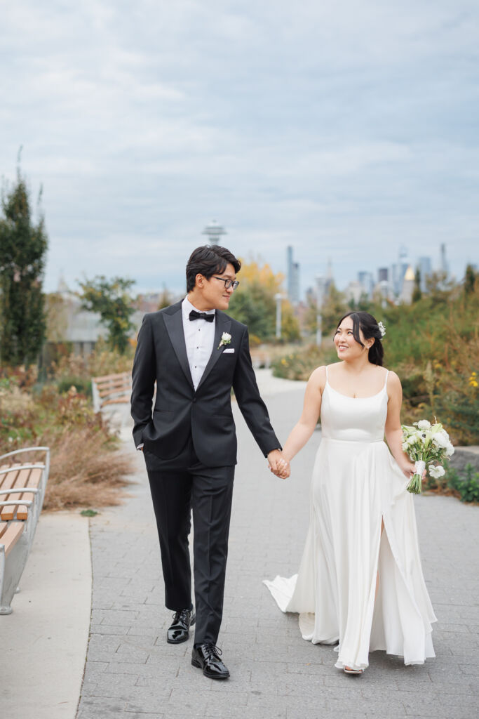 NYウェディングフォト|前撮り/見つめあうカップル。