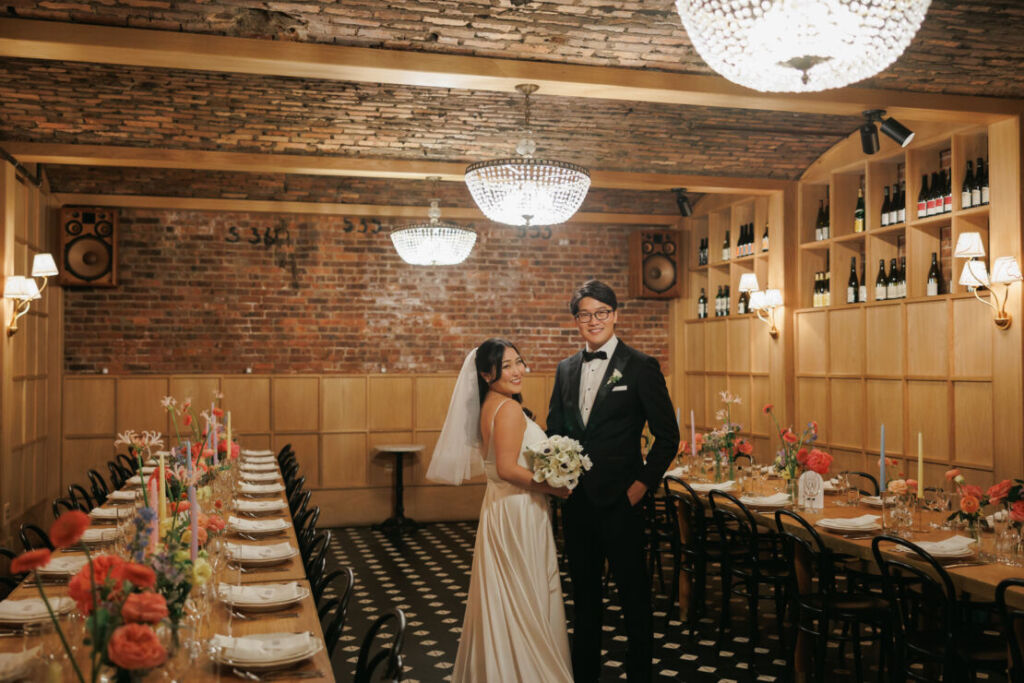 NYウェディングフォト|前撮り/ディナーの会場で花嫁と花婿の笑顔。