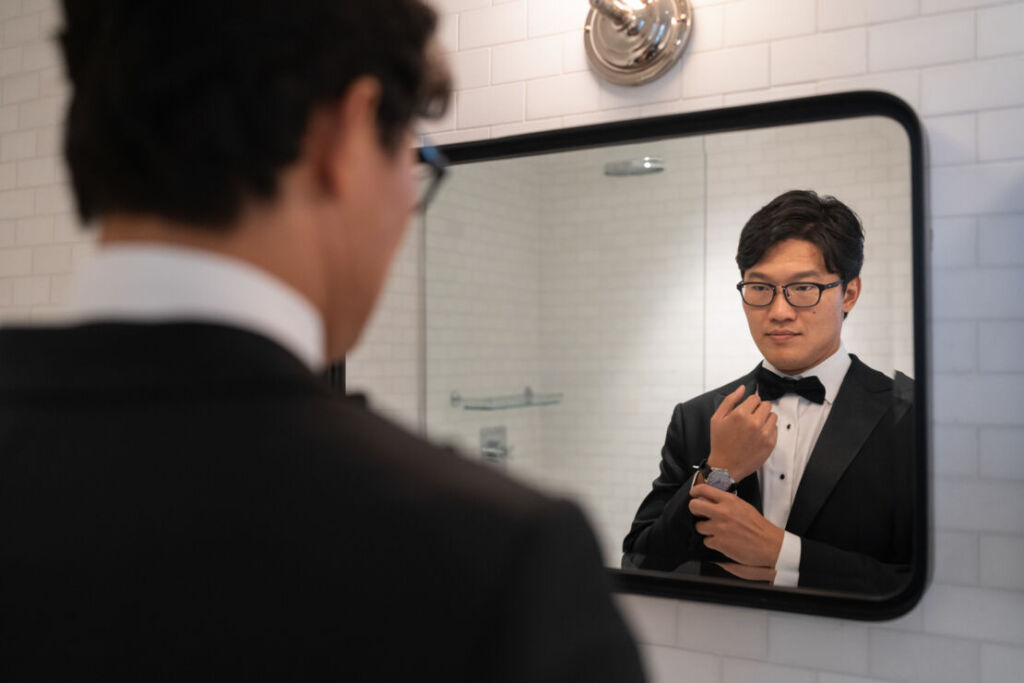 NYウェディングフォト|前撮り/花婿さまの鏡越しのソロショット。