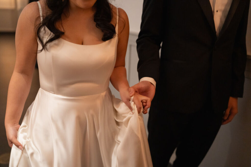 NYウェディングフォト|前撮り/ディナータイムへと向かう花嫁と花婿。