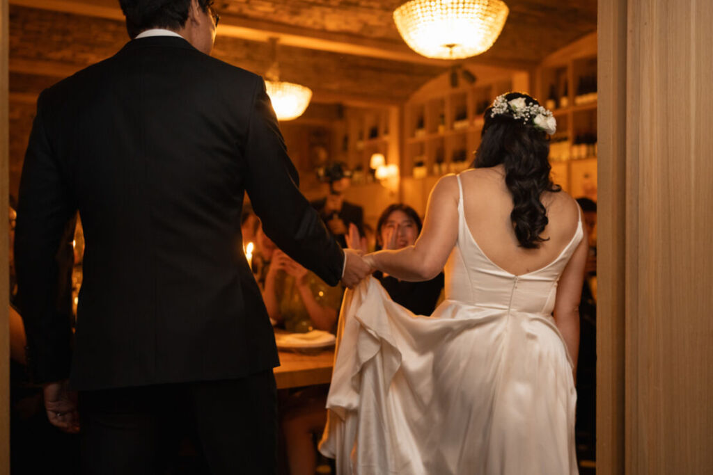 NYウェディングフォト|前撮り/ディナー会場に入るカップル。