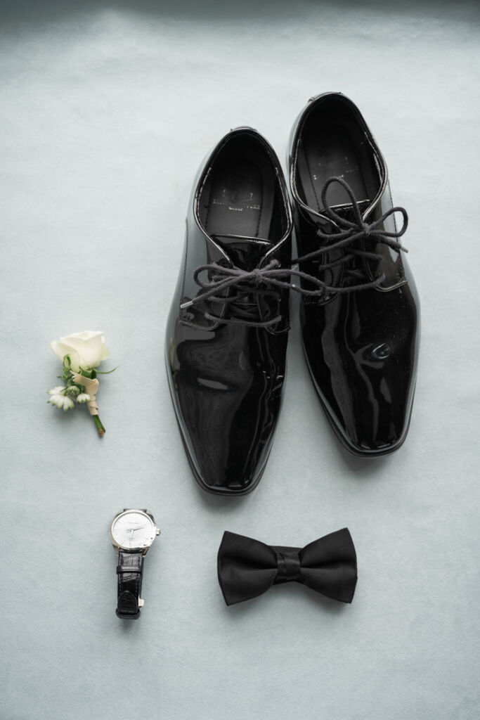 NYウェディングフォト|前撮り/花婿さまのウェディングシューズやブートニア。