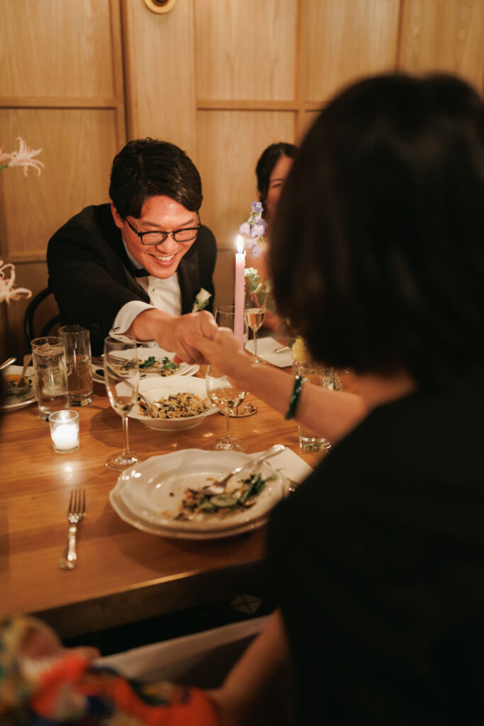 NYウェディングフォト|前撮り/お母さまと握手を交わす花婿様。