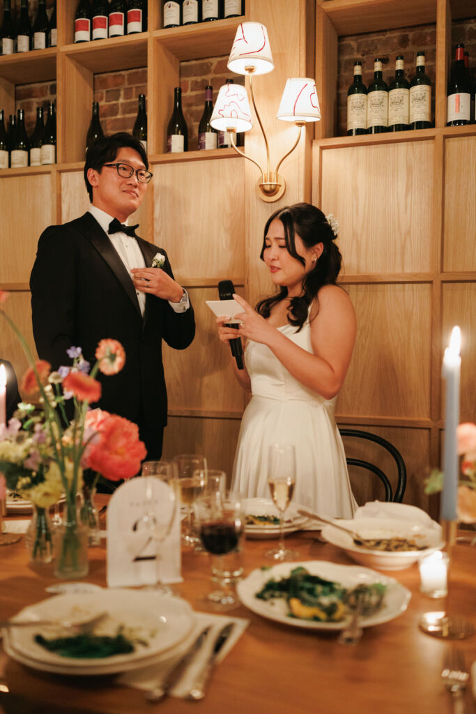 NYウェディングフォト|前撮り/花婿へお手紙を読む花嫁。