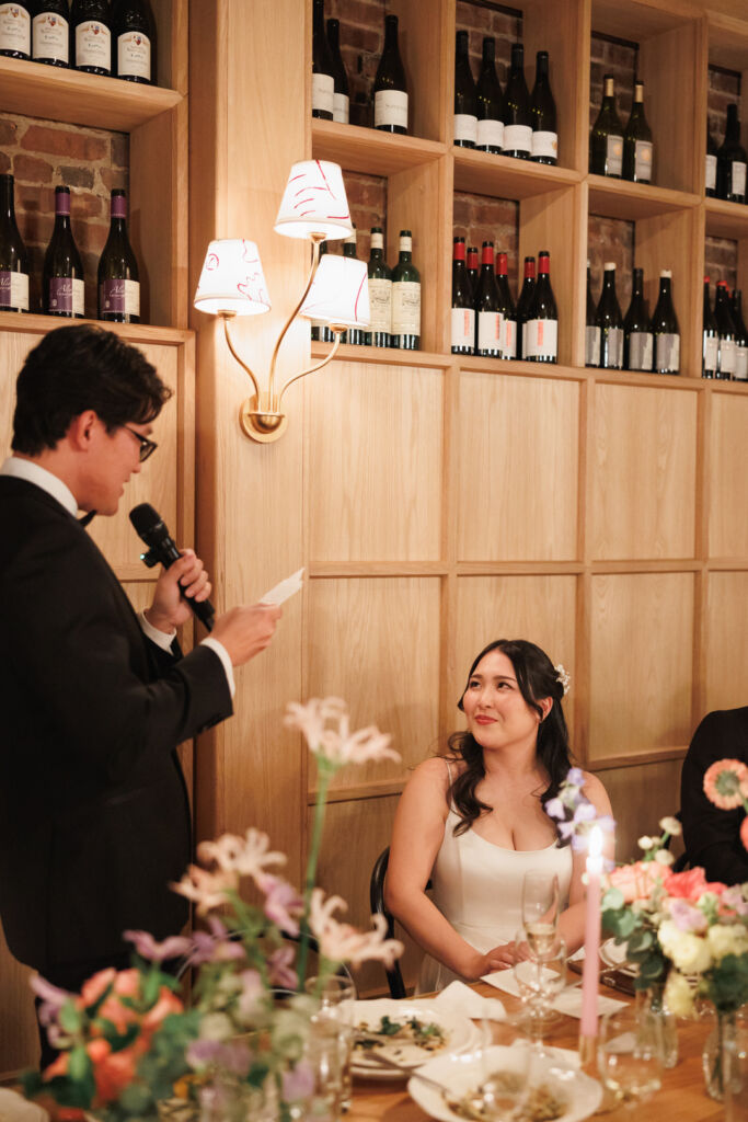 NYウェディングフォト|前撮り/花嫁へメッセージを読む花婿。