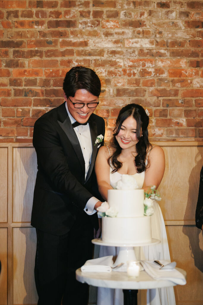 NYウェディングフォト|前撮り/ウェディングケーキのカッティング。