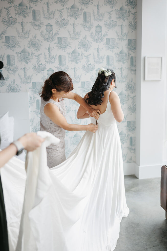 NYウェディングフォト|前撮り/お母さまにサポートされながら、ドレスに身を包む花嫁。