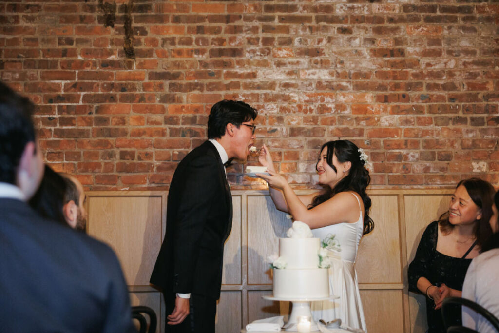 NYウェディングフォト|前撮り/ケーキのファーストバイトを楽しむカップル。