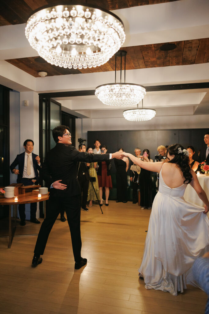 NYウェディングフォト|前撮り/ファーストダンスを披露する花嫁と花婿。