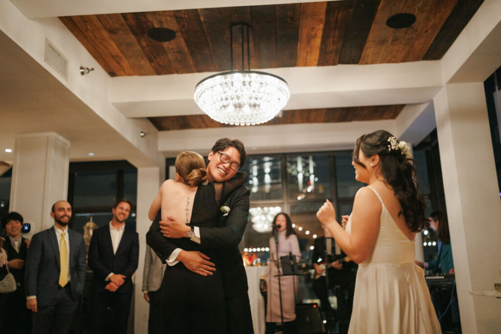 NYウェディングフォト|前撮り/ファーストダンスを教えてもらった先生と喜び合う。