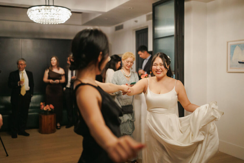 NYウェディングフォト|前撮り/ゲストとダンスする花嫁さま。