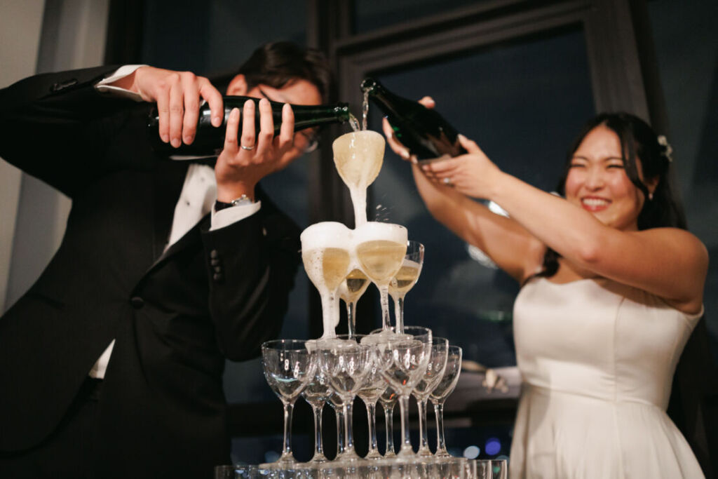NYウェディングフォト|前撮り/シャンパンタワーをする花嫁と花婿。
