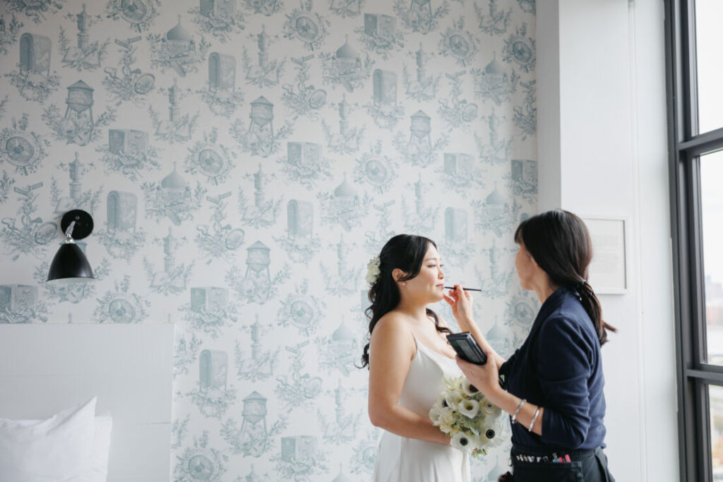NYウェディングフォト|前撮り/リップを整えられる花嫁さま。