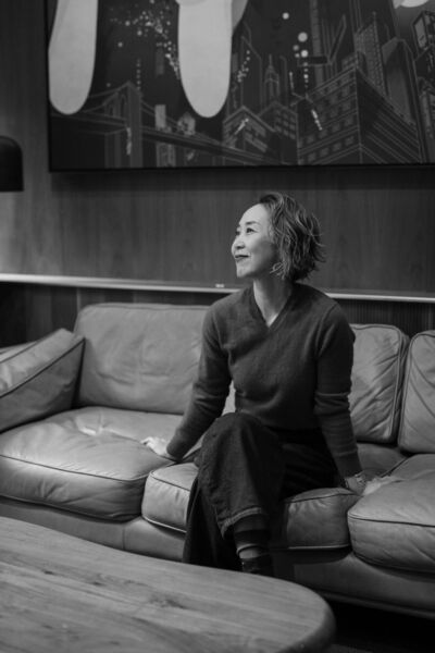 ニューヨークのフォトグラファーの日常スナップ。思索している女性のポートレート