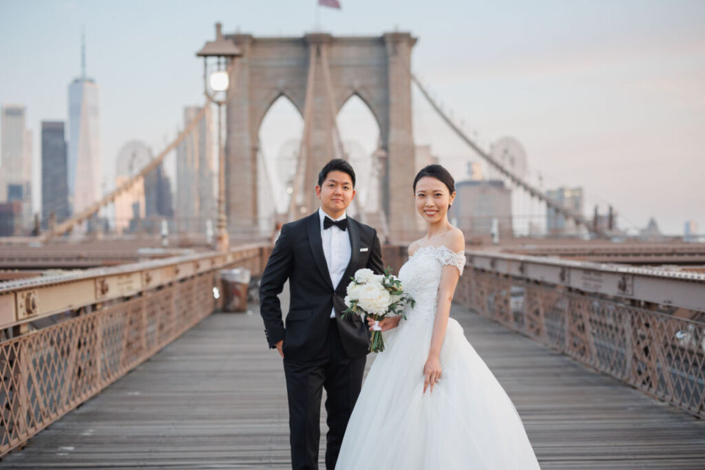 NYウェディングフォト|前撮り/うっすらと明るくなるブルックリン橋の上で。