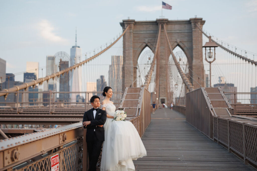 NYウェディングフォト|前撮り/朝日を浴びる花嫁と花婿。