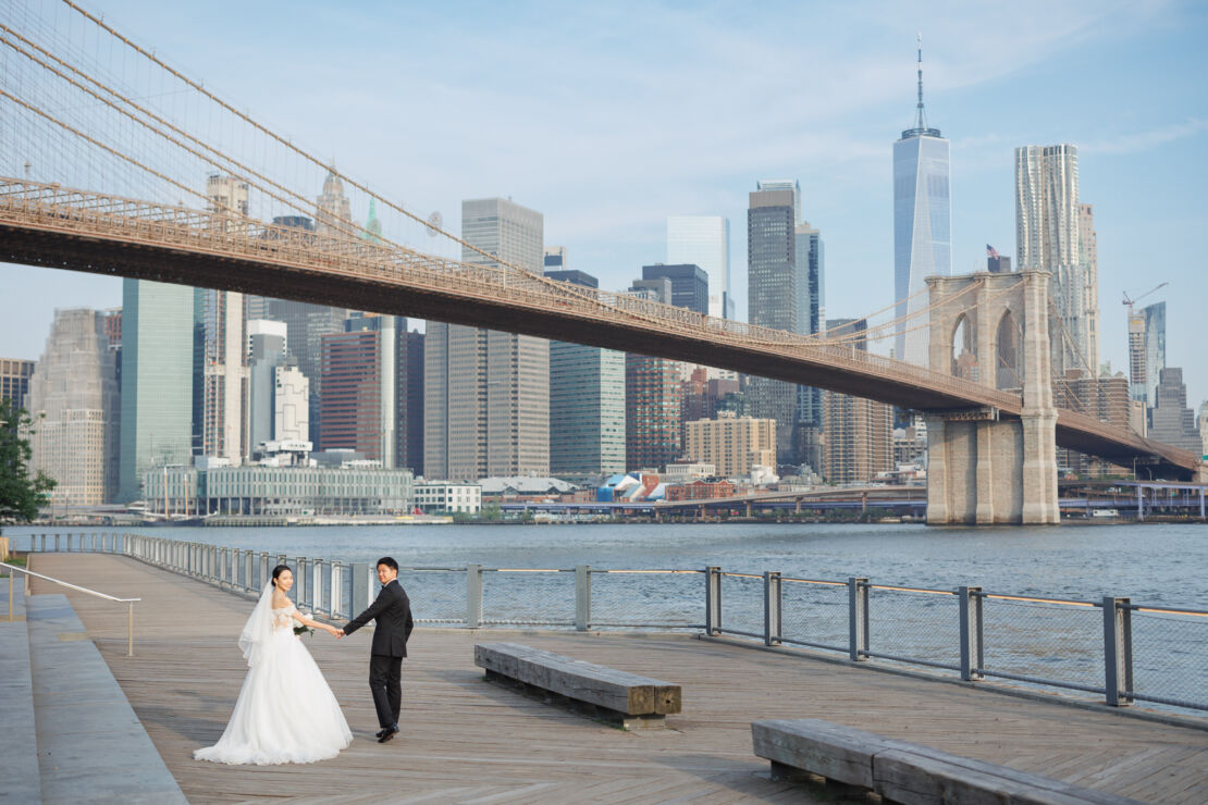 NYウェディングフォト|前撮り/ブルックリンブリッジパークにて、マンハッタンの高層ビル群の景色を背景に。