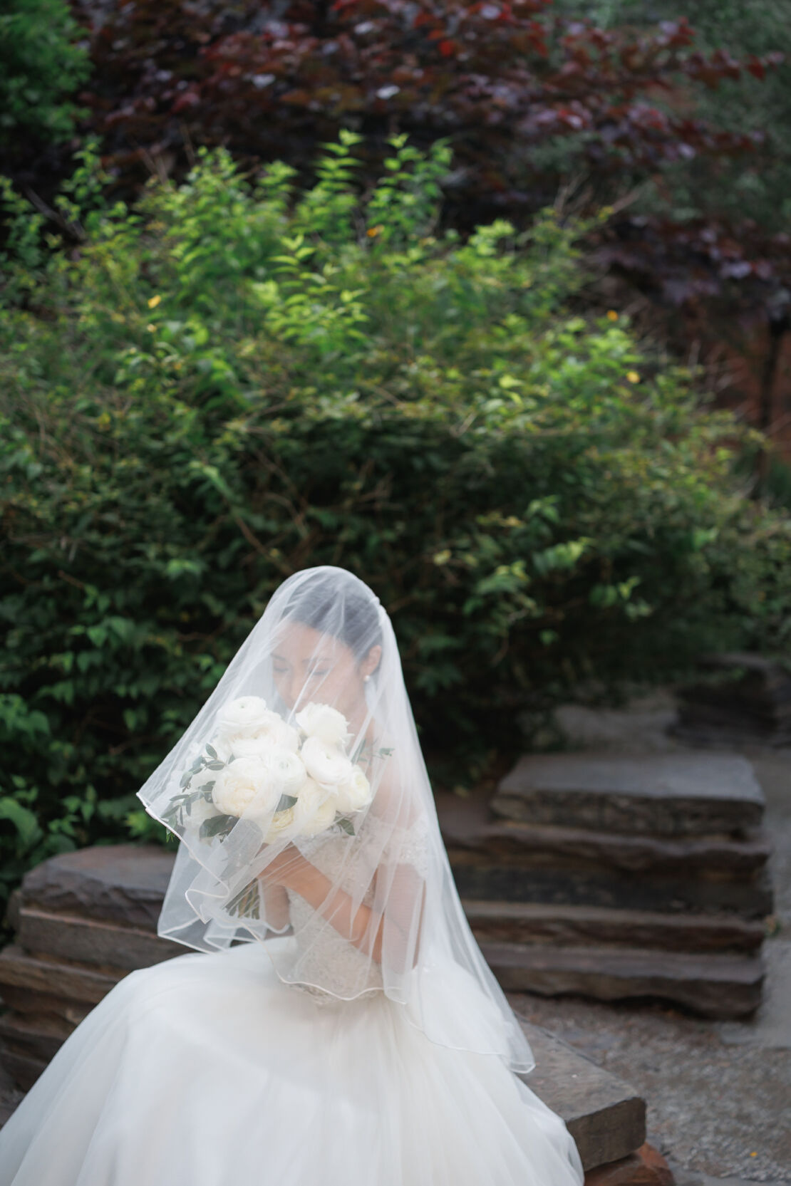 NYウェディングフォト|前撮り/マックスファミリーガーデンで、ベールをかぶる花嫁さま。