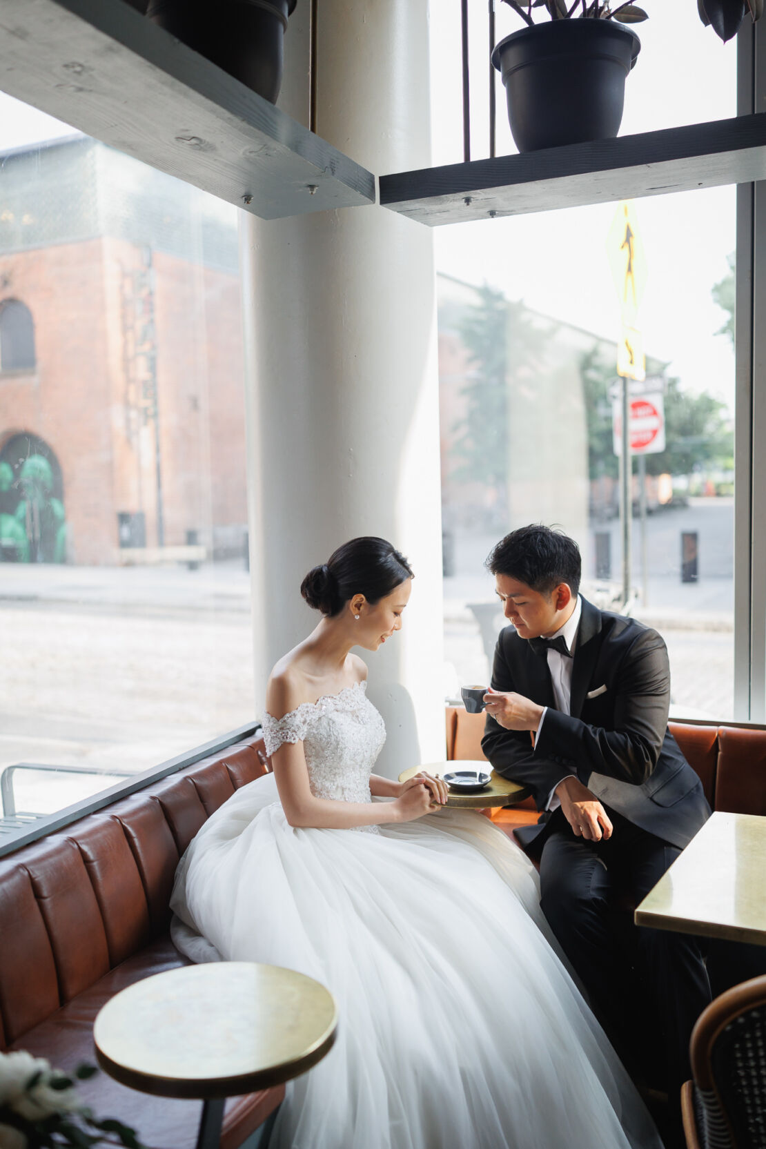 NYウェディングフォト|前撮り/ウェディング姿でカフェショット。