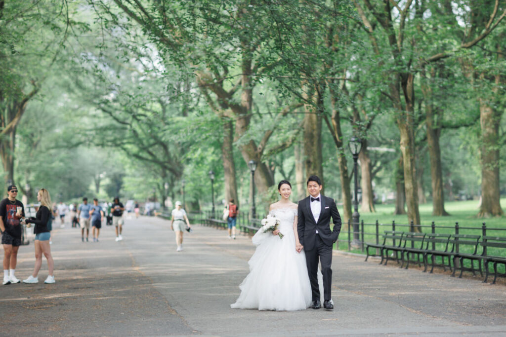 NYウェディングフォト|前撮り/セントラルパークの並木道を歩く花嫁と花婿。